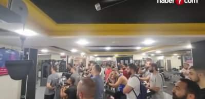 Bir spor salonunda onlarca &Uuml;rd&uuml;nl&uuml; Ebu Ubeyde'nin a&ccedil;ıklamalarını dikkat kesilerek dinledi!