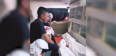 Dayanılmaz acı! Ailesini kaybeden gencin g&ouml;zyaşları y&uuml;rekleri titretti!