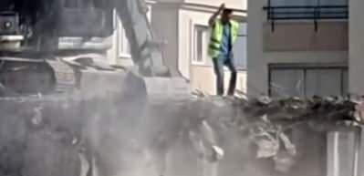G&ouml;renler şaşırdı kaldı! 14 katlı bina yıkılırken o damda b&ouml;yle dans etti...