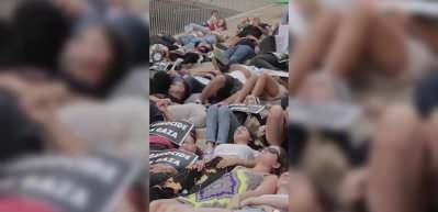 İsrail'in Gazze'deki sivil katliamına dikkat çekmek için Norveç'te kefenli eylem yapıldı