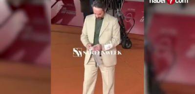 İtalyan akt&ouml;r Antonio Di Matteo "Gazze'deki soykırımı durdurun!" yazılı pankart a&ccedil;tı.
