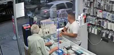 Otomobilin &uuml;zerine evin &ccedil;atısından ke&ccedil;i d&uuml;şt&uuml;