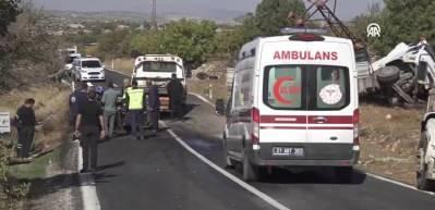 Zincirleme trafik kazasında 1 kişi &ouml;ld&uuml;, 6 kişi yaralandı
