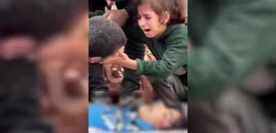 Erkek kardeşini kaybeden k&uuml;&ccedil;&uuml;k kızın kardeşini teselli ettiği anlar y&uuml;rekleri dağladı...