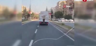 Şanlıurfa'da eşya y&uuml;kl&uuml; kamyonetin arkasında tehlikeli yolculuk!