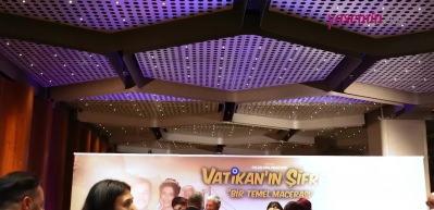 'Vatı̇kan’ın Şı̇fresı̇: Bı̇r Temel Macerası' ı̇zleyenlerı̇ kahkahaya boğdu!