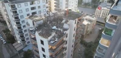 Ağır hasarlı binanın beton bağlama noktasından tepsi &ccedil;ıktı