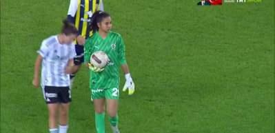 Derbide atılan gol T&uuml;rkiye'nin g&uuml;ndemine oturdu! İşte ma&ccedil;ın &ouml;n&uuml;ne ge&ccedil;e o gol!