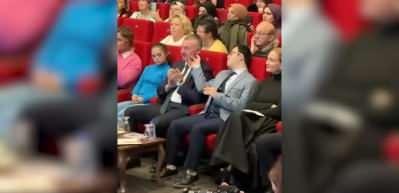 G&uuml;n&uuml;n en sıcak g&ouml;r&uuml;nt&uuml;s&uuml;! Belediye Başkanı da şaşırdı ve g&uuml;ld&uuml;...
