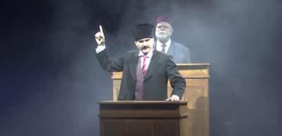 &ldquo;Cumhuriyete Doğru&rdquo; tiyatro oyunu ilk kez sahne aldı! Bakan Tekin dev kadroyu tebrik etti...