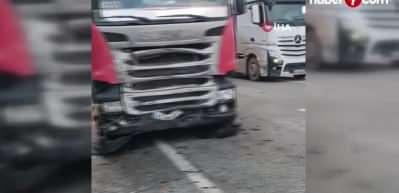 Tır ile otomobil kafa kafaya &ccedil;arpıştı: 2 &ouml;l&uuml;, 1 yaralı