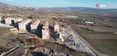 Kahramanmaraş'ta dinamitle patlatılan 3 bina saniyeler i&ccedil;inde yerle bir oldu