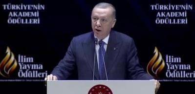 Erdoğan: İnternet insanları dijital bir d&uuml;nyaya hapsetti