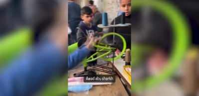 Gazze'deki yokluk her ge&ccedil;en g&uuml;n b&uuml;y&uuml;yor! K&uuml;&ccedil;&uuml;k &ccedil;ocuk bisikletini bakın ne i&ccedil;in kullanıyor