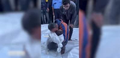 Kefene sarılı oğluna son sarılış son &ouml;p&uuml;ş! İşte y&uuml;rekleri dağlayan o anlar