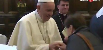 Papa Franciscus'dan t&uuml;m d&uuml;nyaya &ccedil;ağrı: Barış yollarının a&ccedil;ılması &ccedil;abalarını g&uuml;&ccedil;lendirsin
