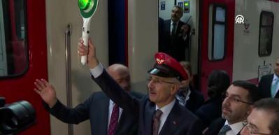 Turistik Doğu Ekspresi'ni uğurlayan Bakan Uraloğlu'ndan m&uuml;jde!