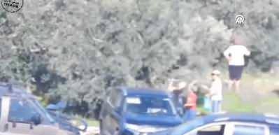 Yahudi işgalciler, İsrail askerlerinin eşliğinde Filistinlilerin zeytinliklerini talan etti