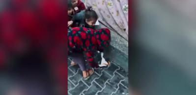 Gazzeli &ccedil;ocuklar, ısınmak i&ccedil;in yaprakları yakıyor