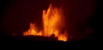 İzlanda'da yanardağ patladı! Binlerce deprem olmuştu!