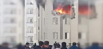 Korkutan yangın! 5 katlı bina alevlere teslim oldu...