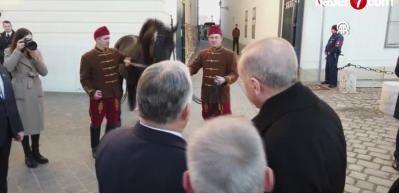Macaristan Başbakanı Orban'dan g&uuml;l&uuml;mseten beygir paylaşımı