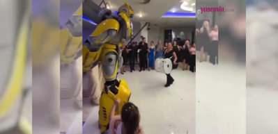 Sosyal medyada gündem olan düğün! Transformers'ın meşhur karakteri Bumblebee halay başı oldu
