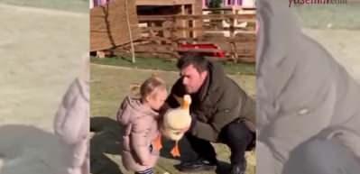 Kıvanç Tatlıtuğ oğlu Kurt Efe'yle ördek sevmeye gitti! O anlar sosyal medyaya damga vurdu
