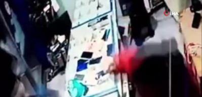 Teknik serviste panik anları: Telefon bataryasının patlama anı kamerada