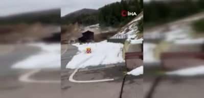 7.6&rsquo;lık deprem sonrası meydana gelen toprak kayması g&ouml;r&uuml;nt&uuml;lendi