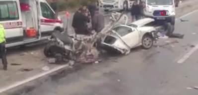 Aileyi taşıyan ara&ccedil; ile karşı şeritten gelen otomobil &ccedil;arpıştı, 4 kişi hayatını kaybetti