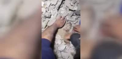 Gazze'de bir bebek, İsrail saldırısında yıkılan evinin enkazından canlı bir şekilde kurtarıldı