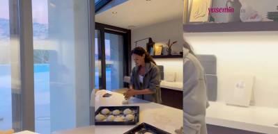 Mutfağa giren Yasemin Özilhan pizza yapmak için kolları sıvadı