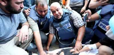 Al Jazeera muhabiri Vail ed-Dahduh şehit olan oğlu Hamza'ya elini &ouml;perek veda etti