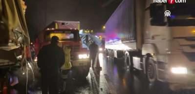 Anadolu Otoyolu'nda iki TIR'ın &ccedil;arpışması sonucunda trafikte aksama yaşandı
