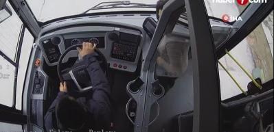 Bursa'da belediye otob&uuml;s&uuml;nde bir vatandaş 6 yaşındaki torununu otob&uuml;ste unuttu