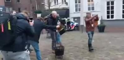 Hollanda'da polis koruması eşliğinde Kur&rsquo;an-ı Kerim yakıldı!