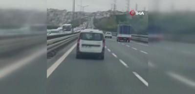 Trafik magandası aracın aynasını kırdı hakaretler yağdırdı