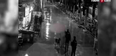 Tasmasız ve ağızlıksız saldırgan doberman polis tarafından vurularak durduruldu!