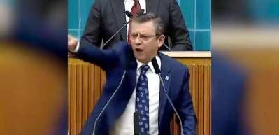 &Ouml;zg&uuml;r &Ouml;zel kendisini alkışladı! "Bağırıp &ccedil;ağırarak kendi kendini alkışlıyor utan&ccedil;tan ağlayacağım"