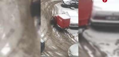 Erzurum'da bir kargo g&ouml;revlisinin karla zor anları kamerada
