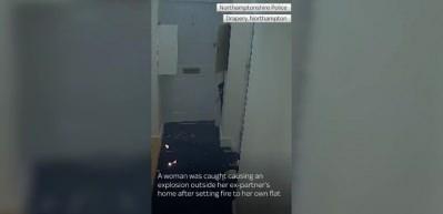 G&ouml;r&uuml;nt&uuml;ler dehşete d&uuml;ş&uuml;rd&uuml;! Eski sevgilisinin kapısını b&ouml;yle patlattı!