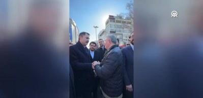 Murat Kurum'dan g&uuml;l&uuml;mseten ıslık dersi