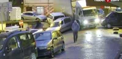 Bir kamyon park halindeki ara&ccedil;lara &ccedil;arparak ka&ccedil;tı! O anlar kamerada