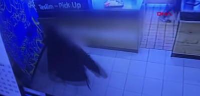 İstanbul&rsquo;da m&uuml;zisyene tekme tokat saldırı! Nişanlısının kollarında hayatını kaybetti