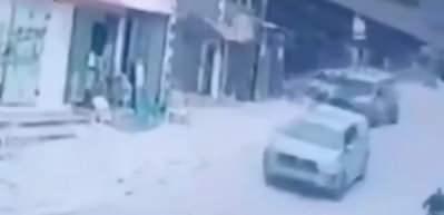 Filistinli bir &ccedil;ocuğu &ouml;nce ara&ccedil;la ezmeye &ccedil;alıştı...