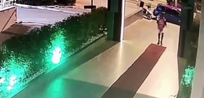 Kırmızı halıyı gören kuryeden podyum yürüyüşü! Sosyal medyada viral oldu