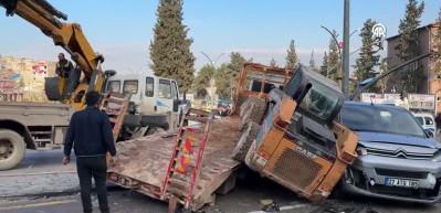 Gaziantep'te feci kaza: Trafik ışıklarında bekleyen 6 araca &ccedil;arptı