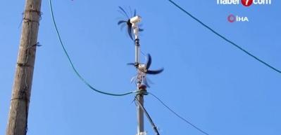 Gazzeli &ccedil;ocuk yaşadıkları &ccedil;adırı aydınlatmak i&ccedil;in elektrik &uuml;retiyor