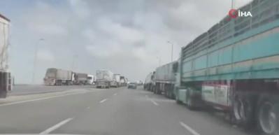Gazze&rsquo;ye giremeyen yardım tırları kilometrelerce kuyruk oluşturdu